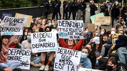 Des personnes manifestent contre la venue de Gérard Depardieu, à Toulouse, en mai 2023. (PATRICK BATARD / HANS LUCAS / AFP)