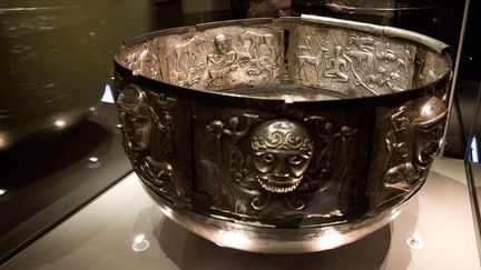 Le chaudron de Gundestrup, une pièce en argent trouvée dans une tourbière au Danemark, exposée dans le cadre de l'exposition du British Museum "Celts : Culture and Identity"
 (Justin Tallis / AFP)