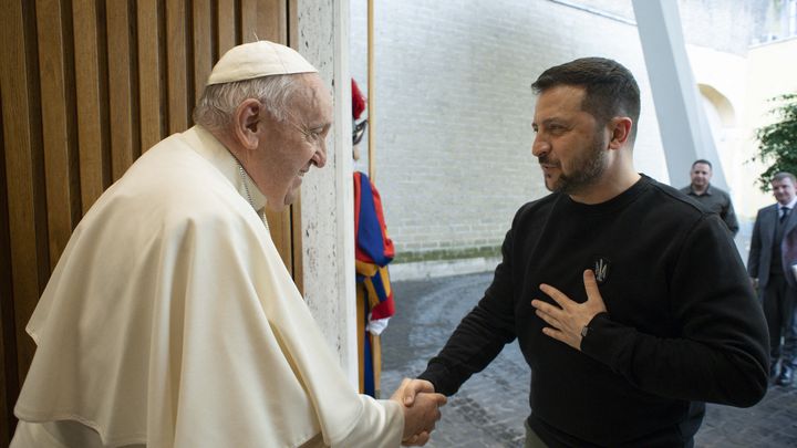 Le pape François salue le président ukrainien Volodymyr Zelensky, le 13 mai 2023, au Vatican. (HANDOUT / VATICAN MEDIA / AFP)