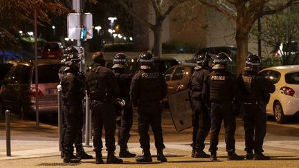 Des policiers à Villeneuve-la-Garenne dans les Hauts-de-Seine, le 20 avril 2020 (photo d'illustration).&nbsp; (GEOFFROY VAN DER HASSELT / AFP)