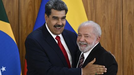 Le président vénézuélien Nicolas Maduro et le président brésilien Luiz Inacio Lula à Brasilia (Brésil), le 29 mai 2023. (MATEUS BONOMI / ANADOLU AGENCY / AFP)