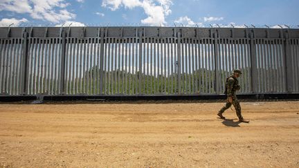 Un agent&nbsp;contrôle la frontière entre la Grèce et la Turquie dans la région de l'Evros (Grèce), le 18 juin 2021.&nbsp; (NICOLAS ECONOMOU / NURPHOTO / AFP)