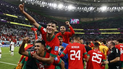 Les joueurs marocains célèbrent leur qualification historique en demi-finales du Mondial 2022, samedi 10 décembre. (AFP)