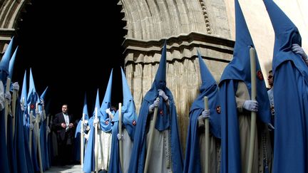 Pendant huit jours, soixante confr&eacute;ries sortent en procession de leurs &eacute;glises pour se rendre &agrave; la cath&eacute;drale Notre-Dame du Si&egrave;ge de S&eacute;ville, une des plus grande du monde. (REBECCA REID / MAXPPP)