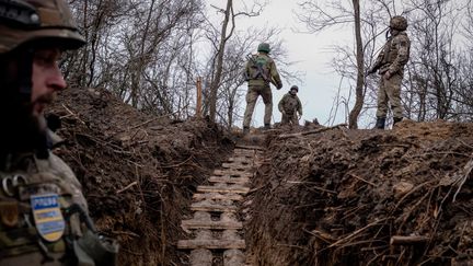 Des soldats ukrainiens à Kharkiv (Ukraine), le 6 mars 2024. (WOLFGANG SCHWAN / ANADOLU / AFP)