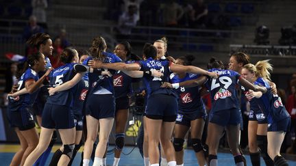 La joie des handballeuses tricolores (JEAN-CHRISTOPHE VERHAEGEN / AFP)