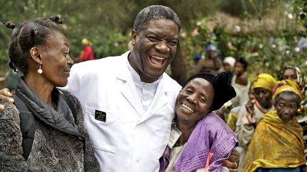 Le m&eacute;decin congolais Denis Mukwege&nbsp;dans une image extraite du documentaire "L'Homme qui r&eacute;pare les femmes". (THIERRY MICHEL / AFP)
