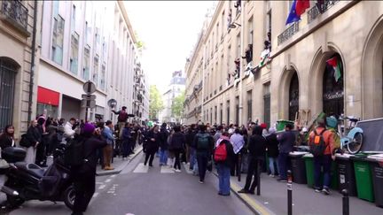 Les cours n'ont pas repris à Sciences Po Paris vendredi 26 avril. L'établissement est bloqué par des étudiants pour manifester leur soutien à la Palestine.  Ils exigent une condamnation des actions d'Israël par leur administration.