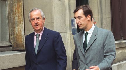 Edouard Balladur (à gauche), alors Premier ministre, se promène dans les rues de Paris, accompagné de son directeur de cabinet Nicolas Bazire, le 20 juillet 1994. (GERARD FOUET / AFP)