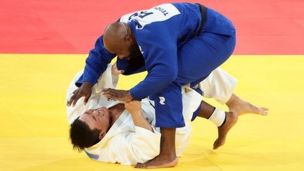 2 août 2024. Le français Teddy Riner remporte pour la troisième fois une médaille olympique en individuel après celles de Londres en 2012 et de Rio en 2016. Une consécration pour cet immense sportif qui devient le meilleur judoka de tous les temps. Ici son ippon gagnant hier en finale, contre le Sud-Coréen Minjong Kim, champion du monde en titre et numéro un mondial. (JEAN CATUFFE / GETTY IMAGES EUROPE)