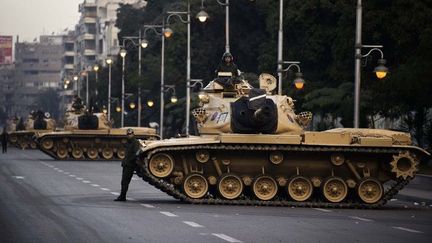 Depuis le 13 décembre 2012 l'armée est déployée dans les rues du Caire pour séparer pro et anti référendum (AFP/Gianiluigi Guercia)