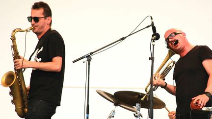 Francesco Bearzatti (saxophone), à gauche, et son compère Giovanni Falzone (trompette), au sein du quartet Tinissima, le 28 juillet 2013 sur la scène du Parc Floral de Vincennes, dans le cadre du Paris Jazz Festival
 (Catherine Ledrux)