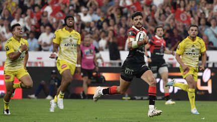 Romain Ntamack a inscrit l'essai décisif dans les ultimes secondes, le 17 juin à Saint-Denis lors de la finale du Top 14. (JULIEN DE ROSA / AFP)