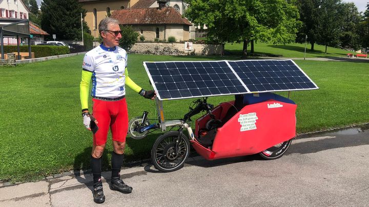 Daniele Gonano et le vélo solaire de sa fabrication. (DANIELE GONANO)