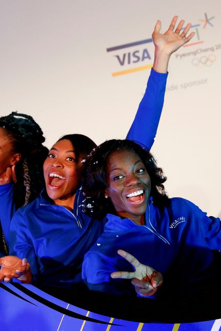 L'équipage nigérian de bobsleigh, composé de&nbsp;Seun Adigun, Ngozi Onwumere&nbsp;et&nbsp;Akuoma Omeoga, pose lors d'une séance photo à New York (Etats-Unis), le 7 décembre 2017. (SHANNON STAPLETON / X90052)