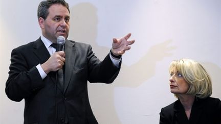 Xavier Bertrand aux côtés de la tête de liste UMP en Rhône-Alpes, Françoise Grossetête, le 15 mars 2010 à Lyon. (AFP - Philippe DESMAZES)