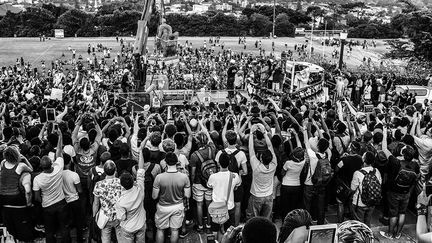 Né en 1930 en Afrique du Sud, le photographe a commencé sa carrière sous le régime l’Apartheid.  Pendant des décennies, ses reportages documentent la vie politique de son pays et dénoncent la mise en place des lois raciales. Sur cette photo prise à l'université du Cap le 9 avril 2015, on voit des étudiants déboulonner la statue de Cecil John Rhodes, colonialiste britannique. Cet acte marquera le début de la révolte étudiante. En 1989, David Goldblatt a fondé le  Market Photo Workshop, une école où nombre de photographes sud-africains sont issus. (David Goldblatt)