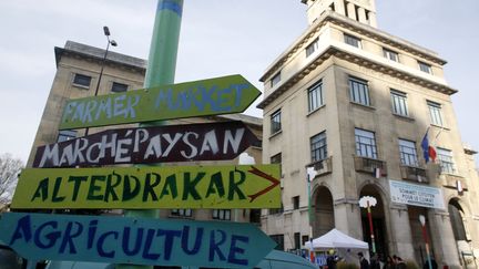 Des panneaux installés devant la mairie de Montreuil (Seine-Saint-Denis), au "village des alternatives" installé en marge de la COP21, samedi 5 décembre 2015.&nbsp; (MATTHIEU ALEXANDRE / AFP)