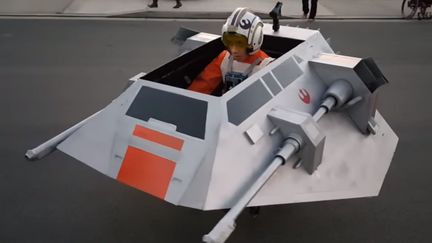 Jeremy Miller dans un "snowspeeder" construit par son p&egrave;re, mercredi 28 octobre 2015.&nbsp; (RYAN SCOTT MILLER / YOUTUBE)