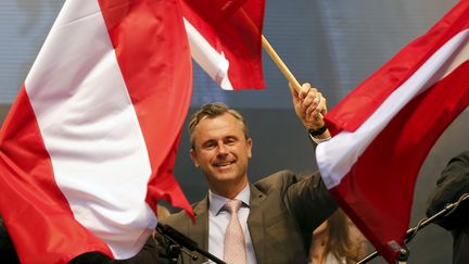 Norbert Hofer, le candidat du&nbsp;Parti de la liberté (FPÖ, extrême droite), exulte après son score au premier tour de l'élection présidentielle autrichienne, le 22 avril 2016, à Vienne.&nbsp; (LEONHARD FOEGER / REUTERS)