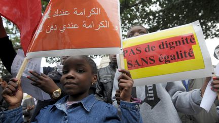 Des enfants tunisiens manifestent contre le racisme, le 21 mars 2014, dans la capitale Tunis. (FETHI BELAID / AFP)