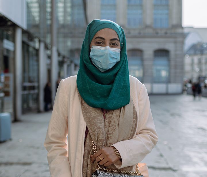 Amna pose devant la gare du Nord, à Paris, le 12 avril 2022. (PIERRE MOREL / FRANCEINFO)