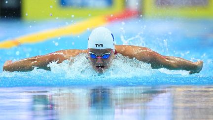 Marie Wattel en action lors de sa finale du 100 mètres papillon aux Mondiaux de Budapest, le 19 juin 2022. (FERENC ISZA / AFP)