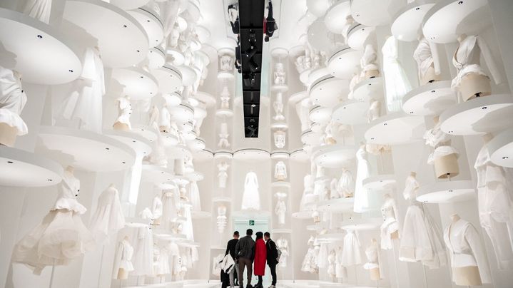 Des visiteurs au vernissage de l'exposition "Christian Dior : Créateur de rêves" au Musée d'Art Contemporain de Tokyo,  le 19 décembre 2022. (YUICHI YAMAZAKI / AFP)