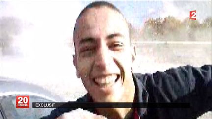 Mohamed Merah, le "tueur au scooter", sur une vid&eacute;o non dat&eacute;e diffus&eacute;e par France 2 le 21 mars 2012. (FRANCE 2 / REUTERS)