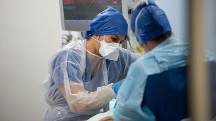 Des soignants au sein du service réanimation de l'hôpital de Périgueux (Dordogne), le 19 novembre 2020. (ROMAIN LONGIERAS / HANS LUCAS / AFP)