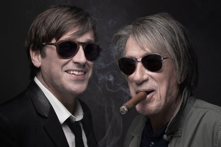 Les chanteurs et musiciens Thomas Dutronc et son père Jacques Dutronc, à Paris le 19 novembre 2021. (JOEL SAGET / AFP)