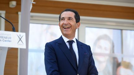 Le président du groupe Altice, Patrick Drahi, sourit en assistant à l'inauguration du centre d'innovation "Drahi -X" à l'école Polytechnique, à Palaiseau (Essonne), le 19 avril 2016.&nbsp; (ERIC PIERMONT / AFP)