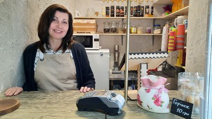 Natalya, gérante d'un café de Boutcha (Ukraine), mardi 10 mai 2022. (AGATHE MAHUET / RADIO FRANCE)