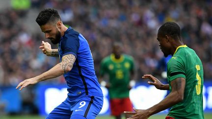 Olivier Giroud (gauche) face au défenseur camerounais&nbsp;Adolphe Teikeu, à Nantes (Loire-Atlantique), lors d'un match amical, le 30 mai 2016. (FRANCK FIFE / AFP)