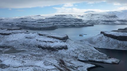 Vue aérienne de l'archipel des Kerguelen, dans l'océan Indien, le 5 septembre 2012. (SOPHIE LAUTIER / AFP)