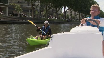 À Caen (Calvados), un loueur de pédalos et autres bateaux électriques met gratuitement à disposition deux petits kayaks verts, à condition de nettoyer le fleuve de l’Orne pendant les balades.&nbsp; (CAPTURE ECRAN FRANCE 3)