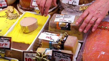 Du foie gras et du saumon en vitrine d'un commerce de Thionville, le 14 décembre 2016. (JULIO PELAEZ / MAXPPP)