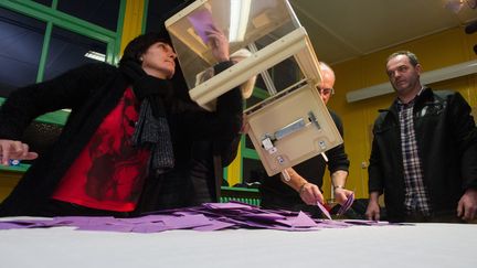 D&eacute;pouillement dans le Doubs apr&egrave;s l'&eacute;lection l&eacute;gislative partielle du&nbsp;1er f&eacute;vrier 2015. (SEBASTIEN BOZON / AFP)