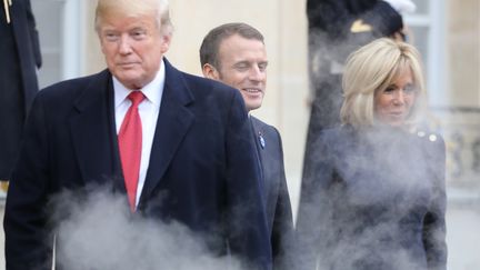 Donald Trump, Emmanuel et Brigitte Macron dans la cour de l'Elysée, à Paris, le 10 novembre 2018.&nbsp; (LUDOVIC MARIN / AFP)