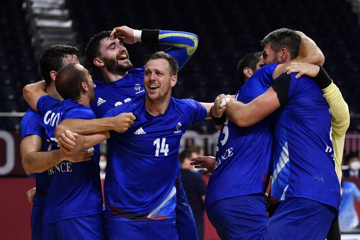 L'équipe de France de handball célèbre son titre olympique face au Danemark, aux Jeux de Tokyo.&nbsp; (FABRICE COFFRINI / AFP)