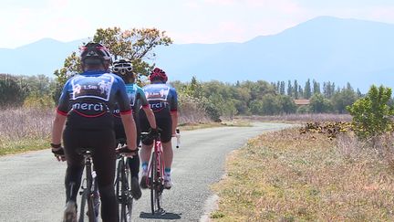 Vélo : un panneau sur le maillot