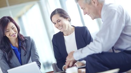 En France, les femmes vivant en couple gagnent en moyenne 42% de moins que leur conjoint, r&eacute;v&egrave;le l'Insee dans une &eacute;tude publi&eacute;e le 6 mars 2014. (GETTY IMAGES NORTH AMERICA)