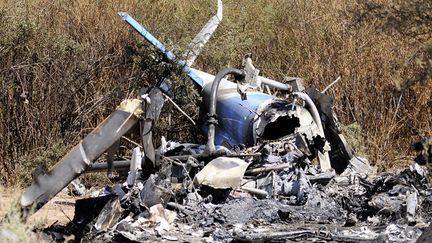 La carcasse calcin&eacute;e de l'un des h&eacute;licopt&egrave;res qui se sont &eacute;cras&eacute;s en Argentine, lundi 9 mars 2015.&nbsp; (REUTERS)