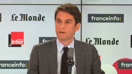 Gabriel Attal, le porte-parole du gouvernement, était l'invité de "Questions politiques", dimanche 25 avril. (FRANCEINFO / RADIO FRANCE)