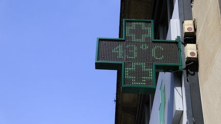 A Parisian pharmacy displays a temperature of 43°C, July 30, 2024. (QUENTIN DE GROEVE / HANS LUCAS / AFP)