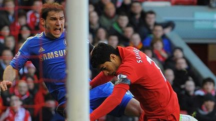 l'instant où Ivanovic (Chelsea) se fait mordre par Suarez (Liverpool)