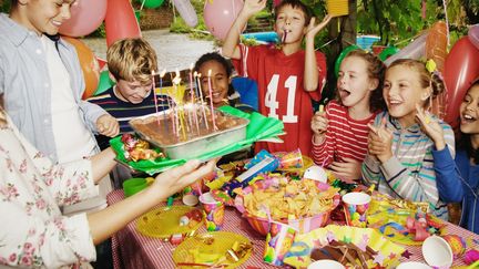 (photo d'illustration). Sean f&ecirc;tait ses 8 ans lorsqu'il a saut&eacute; dans les bras de sa tante, en 2011. (MARTIN BARRAUD / THE IMAGE BANK / GETTY IMAGES)