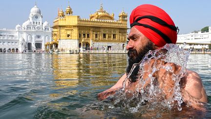 Un fidèle lors d'une fête religieuse au Temple d'Or, site sacré des Sikhs, dans la ville indienne d'Amritsar. (NARINDER NANU / AFP)