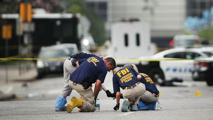 Des membres du FBI récoltent des preuves sur les lieux où cinq policiers ont été abattus moins de 48 heures plus tôt, samedi 9 juillet 2016 à Dallas (Texas). (SPENCER PLATT / GETTY IMAGES NORTH AMERICA / AFP)