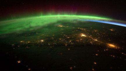 Aurore bor&eacute;ale au-dessus de la Colombie-Britannique (Canada) captur&eacute;e depuis la Station spatiale internationale (ISS), le 25 janvier 2012. (NASA / AFP)